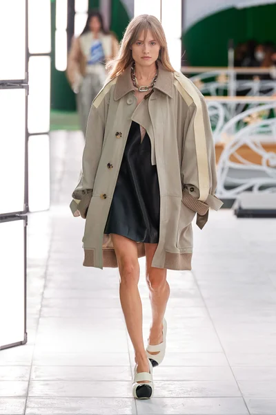 Look 10
